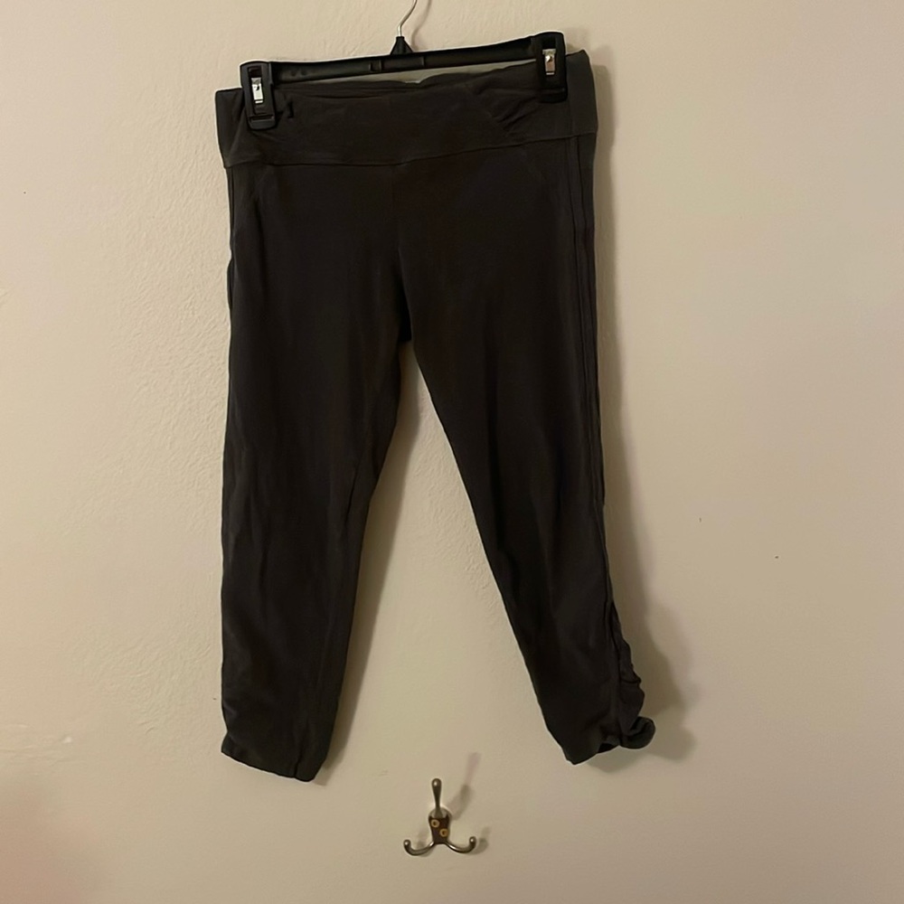 Athleta gray capri pants